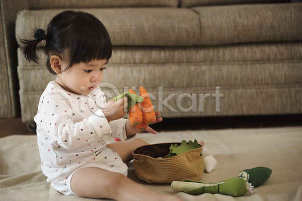 집중 아기 여자 여자아기한명만 한국인 한명 JPG 옆모습 포토 거실 놀이 실내 앉기 응시 장난감 전신 채소