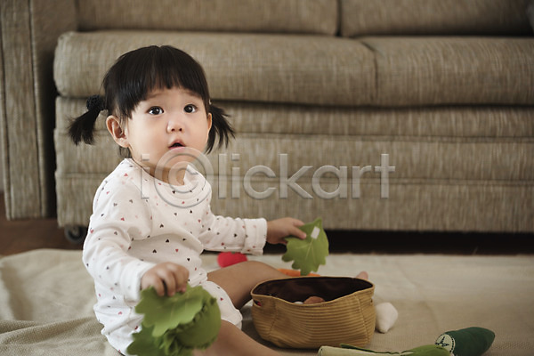 아기 여자 여자아기한명만 한국인 한명 JPG 앞모습 포토 거실 놀이 상반신 소파 실내 앉기 응시 장난감 채소