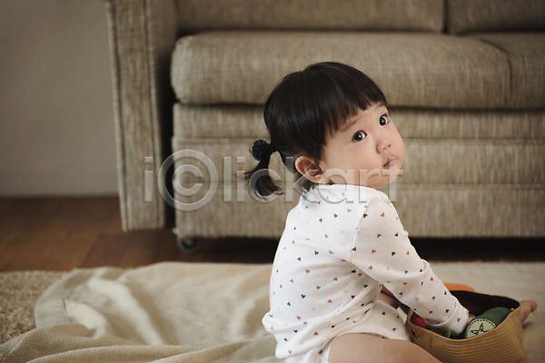 아기 여자 여자아기한명만 한국인 한명 JPG 옆모습 포토 거실 놀이 상반신 실내 앉기 응시 장난감
