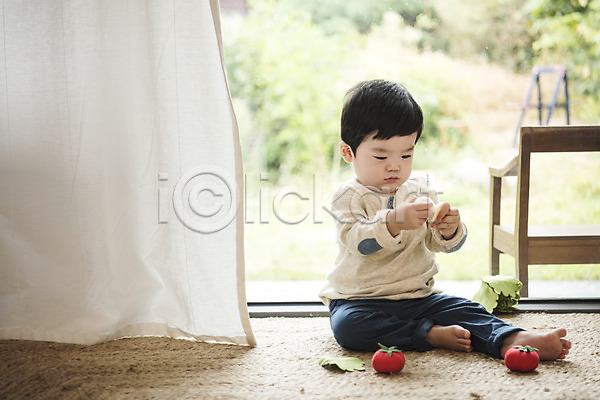 집중 남자 남자아기한명만 아기 한국인 한명 JPG 앞모습 포토 거실 놀이 실내 앉기 장난감 전신 채소
