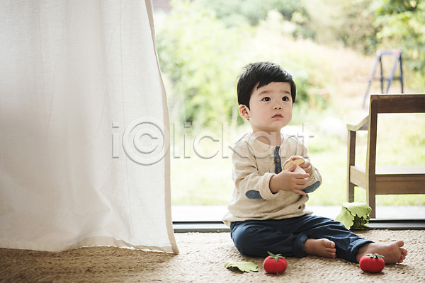 남자 남자아기한명만 아기 한국인 한명 JPG 앞모습 포토 거실 놀이 실내 앉기 응시 장난감 전신 채소