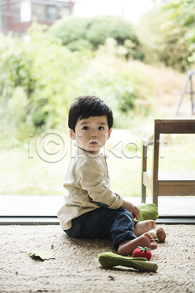 남자 남자아기한명만 아기 한국인 한명 JPG 앞모습 포토 거실 놀이 뒤돌아보기 실내 앉기 응시 장난감 전신 채소