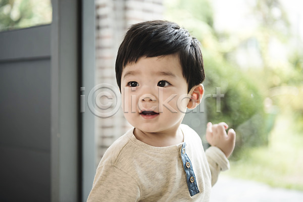 남자 남자아기한명만 아기 한국인 한명 JPG 앞모습 포토 상반신 서기 실내 웃음 창문
