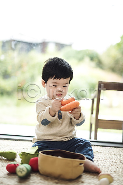집중 남자 남자아기한명만 아기 한국인 한명 JPG 앞모습 포토 거실 놀이 실내 앉기 장난감 전신 채소