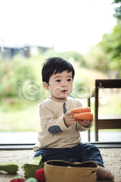 남자 남자아기한명만 아기 한국인 한명 JPG 앞모습 포토 거실 놀이 당근 들기 실내 앉기 장난감 전신