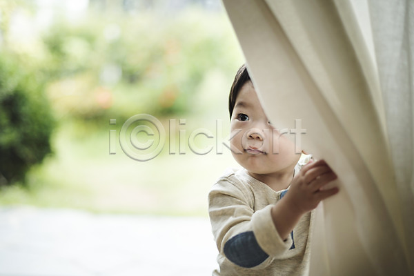 남자 남자아기한명만 아기 한국인 한명 JPG 옆모습 포토 거실 상반신 숨기 실내 장난 커튼