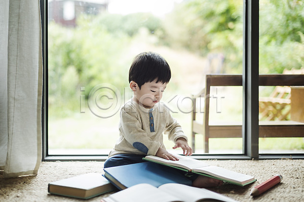 남자 남자아기한명만 아기 한국인 한명 JPG 앞모습 포토 거실 독서 실내 앉기 연필 전신