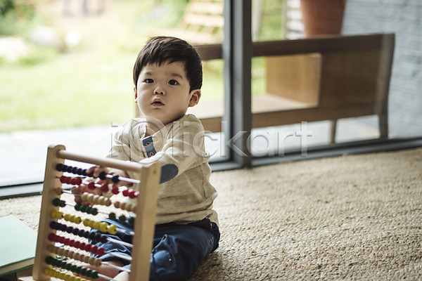 남자 남자아기한명만 아기 한국인 한명 JPG 앞모습 포토 놀이 실내 앉기 응시 전신