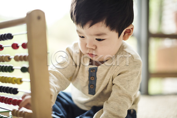 집중 남자 남자아기한명만 아기 한국인 한명 JPG 앞모습 포토 놀이 상반신 실내 앉기