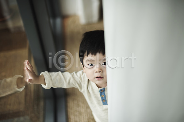 남자 남자아기한명만 아기 한국인 한명 JPG 앞모습 포토 놀이 상반신 서기 실내 장난 창문 커튼