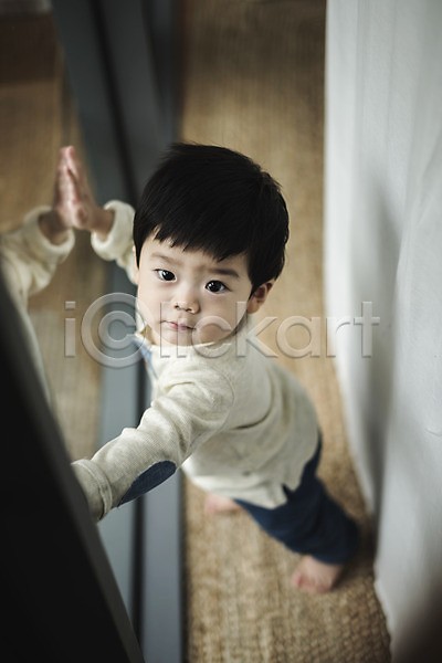 남자 남자아기한명만 아기 한국인 한명 JPG 옆모습 포토 놀이 서기 실내 장난 전신 커튼