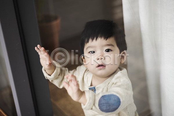 남자 남자아기한명만 아기 한국인 한명 JPG 앞모습 포토 상반신 서기 실내 응시 창문