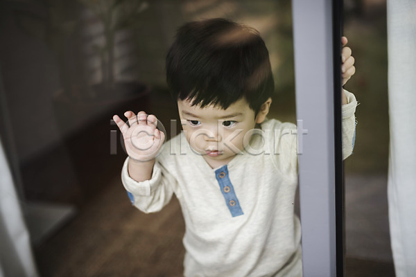 집중 남자 남자아기한명만 아기 한국인 한명 JPG 앞모습 포토 상반신 서기 실내