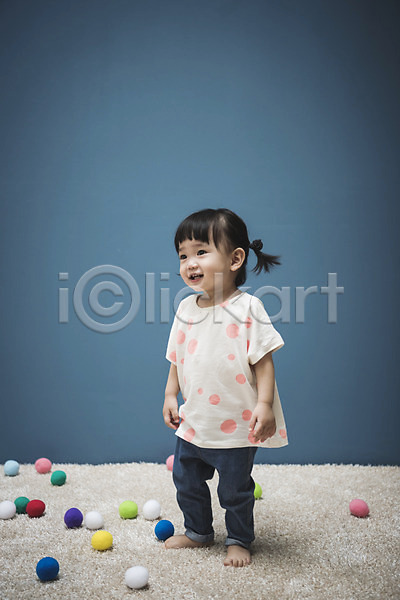 아기 여자 여자아기한명만 한국인 한명 JPG 옆모습 포토 공 놀이 서기 실내 장난감 전신