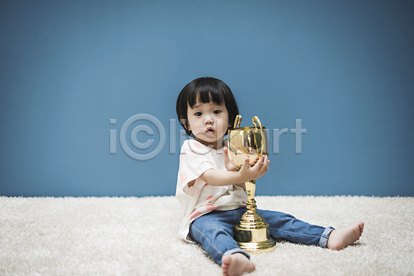 아기 여자 여자아기한명만 한국인 한명 JPG 앞모습 포토 실내 안기 앉기 전신 트로피