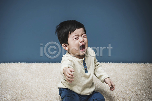 남자 남자아기한명만 아기 한국인 한명 JPG 앞모습 포토 상반신 실내 앉기 울음
