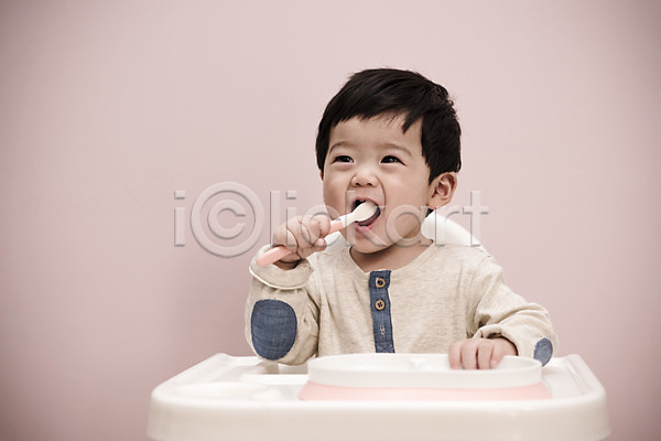 즐거움 남자 남자아기한명만 아기 한국인 한명 JPG 앞모습 포토 먹기 상반신 실내 앉기 웃음 이유식