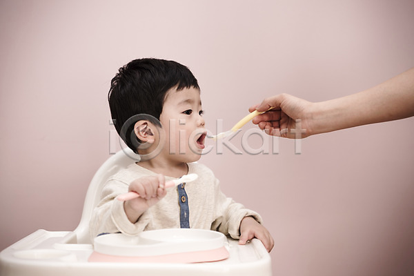 남자 남자아기한명만 아기 한국인 한명 JPG 앞모습 포토 먹기 상반신 실내 앉기 이유식