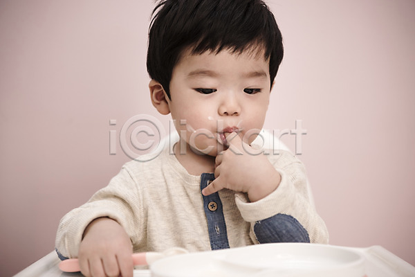 남자 남자아기한명만 아기 한국인 한명 JPG 앞모습 포토 빨다 상반신 손가락 실내 앉기 응시