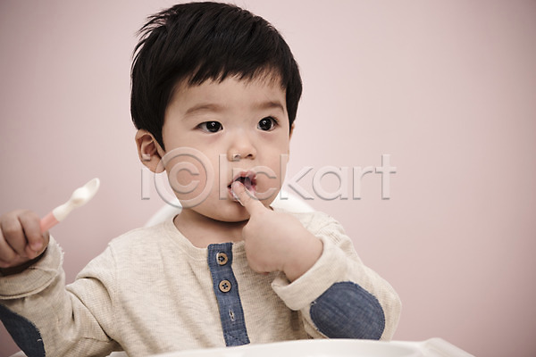집중 남자 남자아기한명만 아기 한국인 한명 JPG 앞모습 포토 빨다 상반신 손가락 실내 앉기 응시