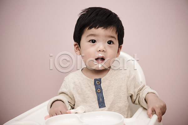 남자 남자아기한명만 아기 한국인 한명 JPG 앞모습 포토 먹기 상반신 실내 앉기 응시 이유식