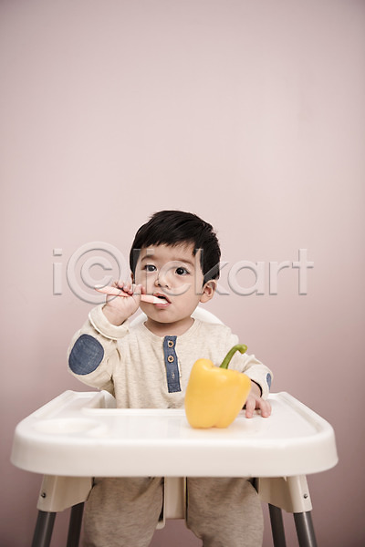 남자 남자아기한명만 아기 한국인 한명 JPG 앞모습 포토 먹기 상반신 실내 앉기 응시 이유식 파프리카