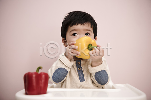 남자 남자아기한명만 아기 한국인 한명 JPG 앞모습 포토 먹기 상반신 실내 앉기 응시 파프리카