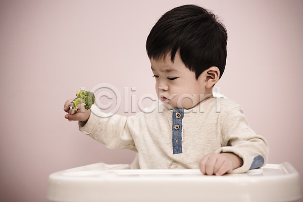 집중 남자 남자아기한명만 아기 한국인 한명 JPG 앞모습 포토 브로콜리 상반신 실내 앉기
