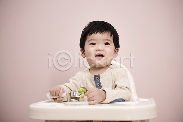 남자 남자아기한명만 아기 한국인 한명 JPG 앞모습 포토 브로콜리 상반신 실내 앉기 웃음 응시