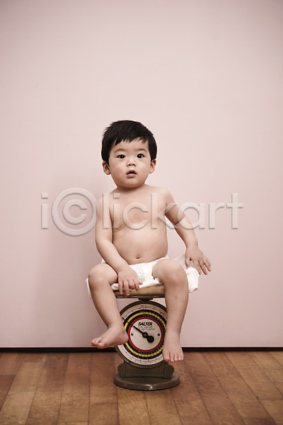 남자 남자아기한명만 아기 한국인 한명 JPG 앞모습 포토 실내 앉기 응시 저울 전신