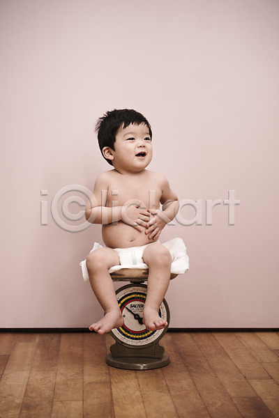 남자 남자아기한명만 아기 한국인 한명 JPG 앞모습 포토 실내 앉기 웃음 응시 저울 전신