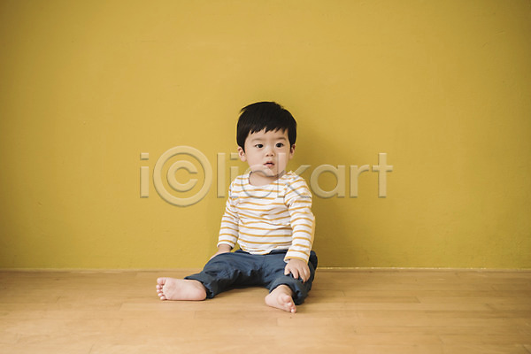 남자 남자아기한명만 아기 한국인 한명 JPG 앞모습 포토 기댐 실내 앉기 응시 전신