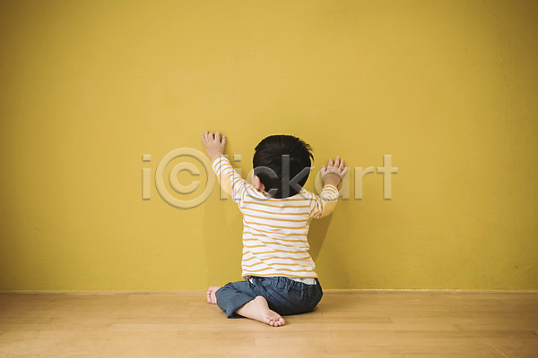 남자 남자아기한명만 아기 한국인 한명 JPG 뒷모습 포토 벽 실내 앉기 전신