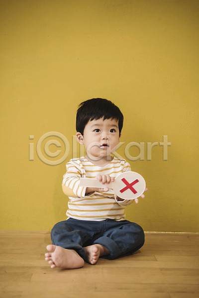 남자 남자아기한명만 아기 한국인 한명 JPG 앞모습 포토 X 금지 들기 실내 아니오 앉기 응시 전신 표지판