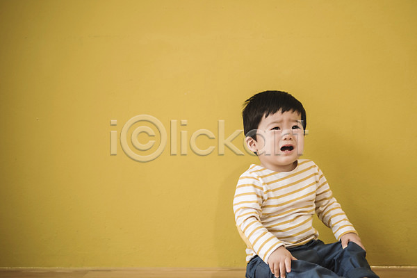 남자 남자아기한명만 아기 한국인 한명 JPG 앞모습 포토 상반신 실내 앉기 울음 응시