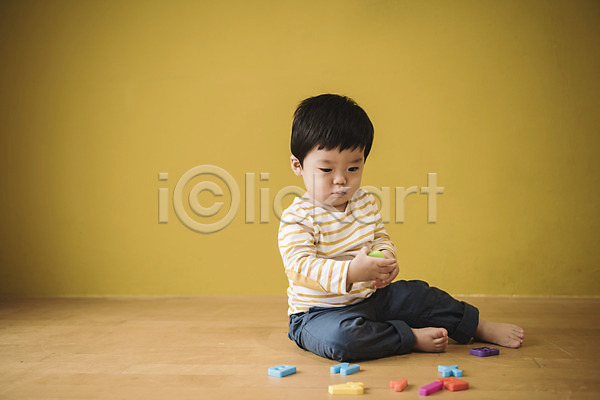 집중 남자 남자아기한명만 아기 한국인 한명 JPG 앞모습 포토 놀이 단어 실내 앉기 장난감 전신