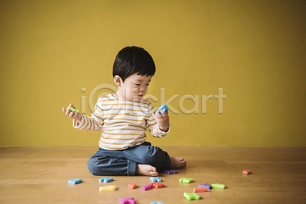 집중 남자 남자아기한명만 아기 한국인 한명 JPG 앞모습 포토 놀이 단어 실내 앉기 장난감 전신