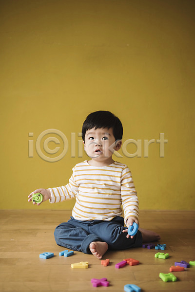 남자 남자아기한명만 아기 한국인 한명 JPG 앞모습 포토 놀이 단어 실내 앉기 응시 장난감 전신