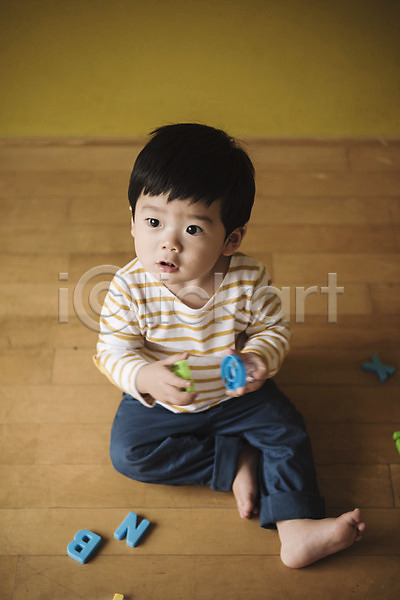 남자 남자아기한명만 아기 한국인 한명 JPG 앞모습 포토 놀이 단어 실내 앉기 장난감 전신