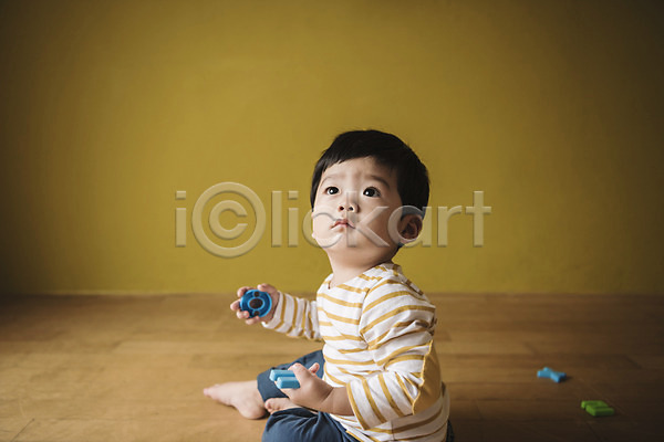 남자 남자아기한명만 아기 한국인 한명 JPG 옆모습 포토 놀이 실내 앉기 응시 장난감 전신