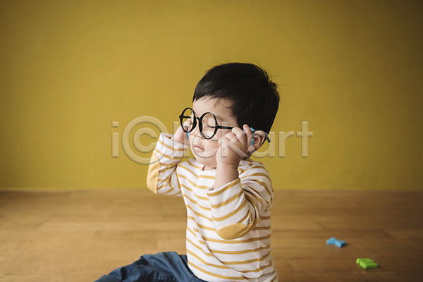 남자 남자아기한명만 아기 한국인 한명 JPG 옆모습 포토 눈감음 단어 상반신 실내 쓰는(뒤집어쓰기) 안경 앉기 장난감