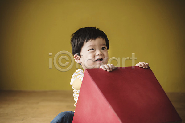 남자 남자아기한명만 아기 한국인 한명 JPG 앞모습 포토 상반신 선물상자 실내 앉기 웃음 응시 잡기