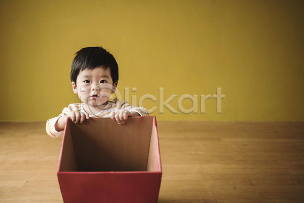 남자 남자아기한명만 아기 한국인 한명 JPG 앞모습 포토 상반신 선물상자 실내 앉기 응시 잡기