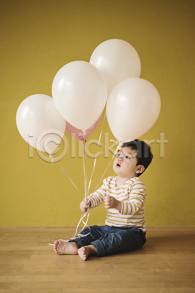 집중 남자 남자아기한명만 아기 한국인 한명 JPG 옆모습 포토 실내 앉기 잡기 전신 풍선