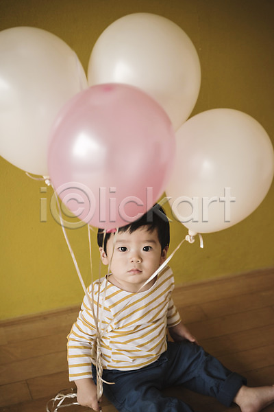 남자 남자아기한명만 아기 한국인 한명 JPG 앞모습 포토 실내 앉기 응시 잡기 전신 풍선
