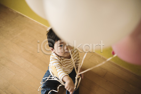남자 남자아기한명만 아기 한국인 한명 JPG 앞모습 포토 상반신 실내 앉기 잡기 풍선