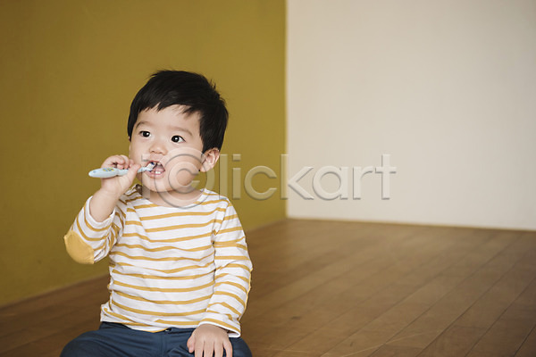남자 남자아기한명만 아기 한국인 한명 JPG 앞모습 포토 상반신 실내 앉기 양치 응시