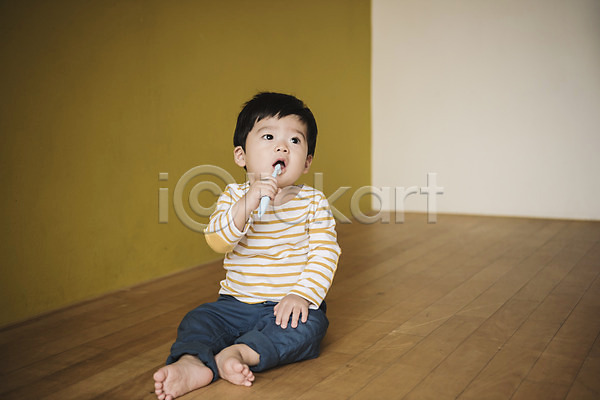 남자 남자아기한명만 아기 한국인 한명 JPG 앞모습 포토 실내 앉기 양치 응시 전신