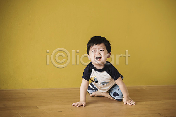 남자 남자아기한명만 아기 한국인 한명 JPG 앞모습 포토 실내 앉기 울음 응시 전신