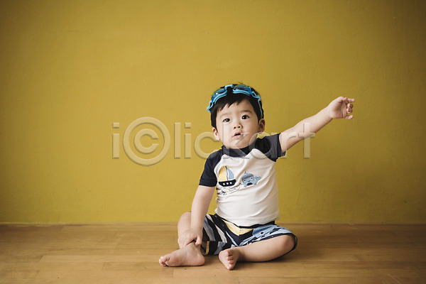 남자 남자아기한명만 아기 한국인 한명 JPG 앞모습 포토 가리킴 물안경 수영복 실내 앉기 응시 전신